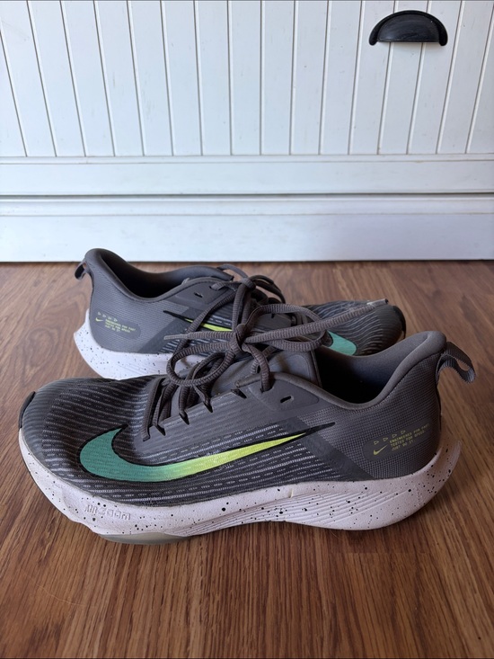 Nike Other - 61/2 big kids or 8 women’s. Nike Kids Gray Sneakers with Teal Swoosh